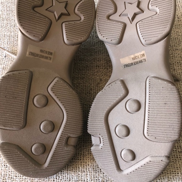 DV DOLCE VITA Starling Sneaker
DV BY DOLCE VITA Size: 5 - Picture 6 of 8